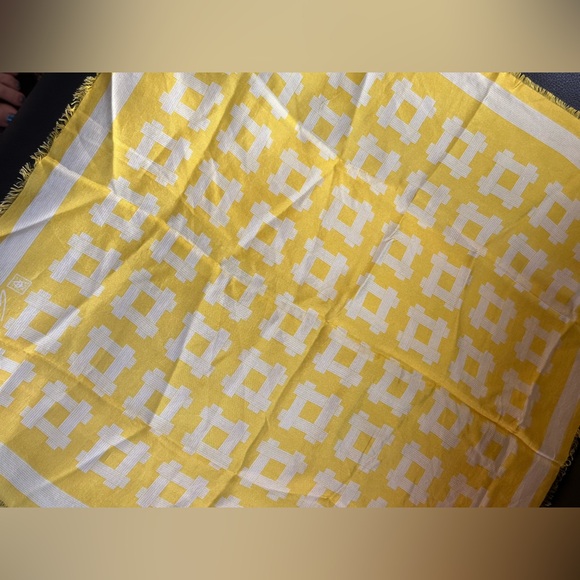 Vintage!! Anne Klein Silk Scarf! Yellow and White Design - Picture 8 of 9